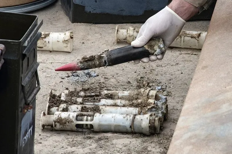 2022年6月，美国军方人员在准备几枚被污染和损坏的贫铀弹。