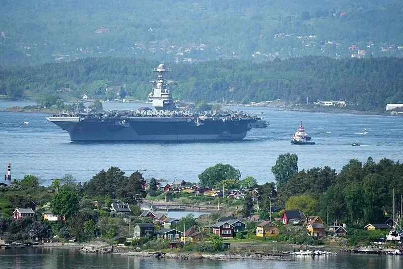 5月24日，美国“福特”号航母出现在奥斯陆的港口。图源：视觉中国