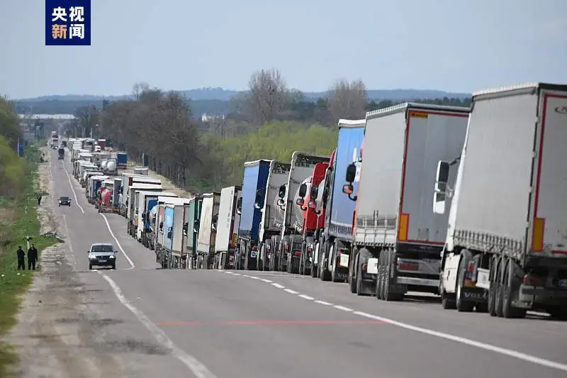 △当地时间4月18日，波兰宣布禁止进口乌农产品后，乌波边境检查站附近，运输卡车排起长队。