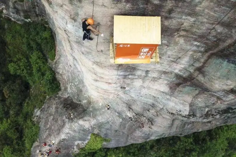 湖南一景区在悬崖壁上建便利店：为攀岩者设立