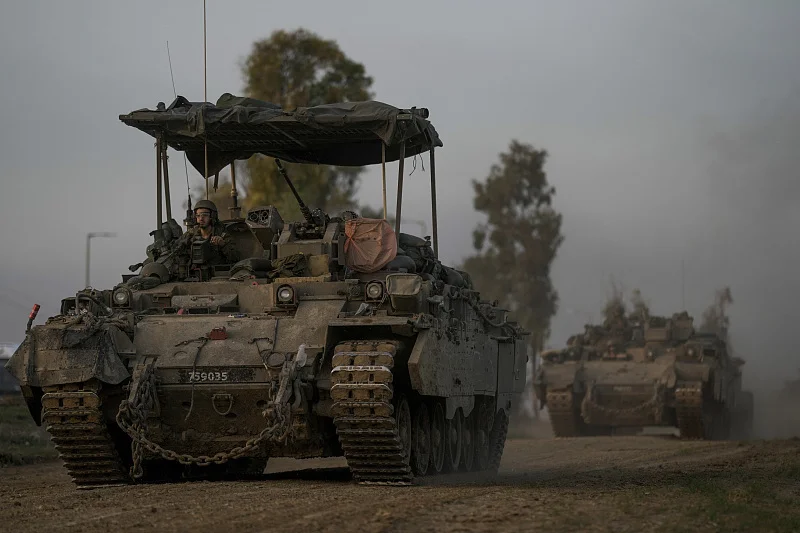 △当地时间12月25日，以军装甲运兵车车队在以色列与加沙边境附近行驶。