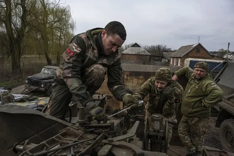 4月2日，巴赫穆特地区，乌克兰士兵在修理一辆坦克。图源：视觉中国
