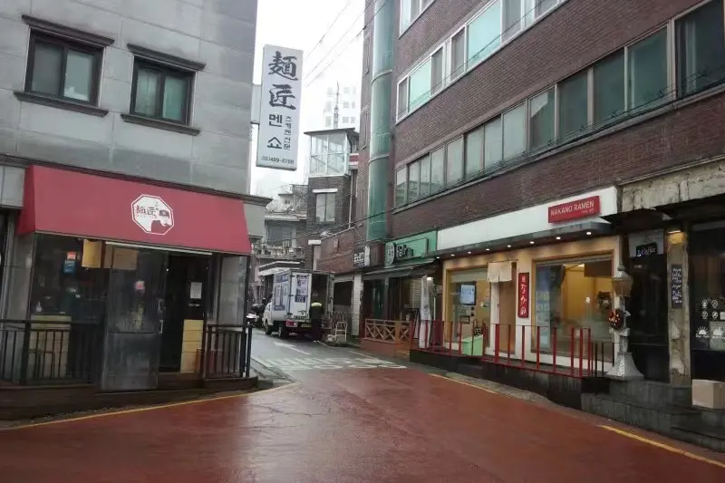 〓 华阳小学外的日本拉面店。