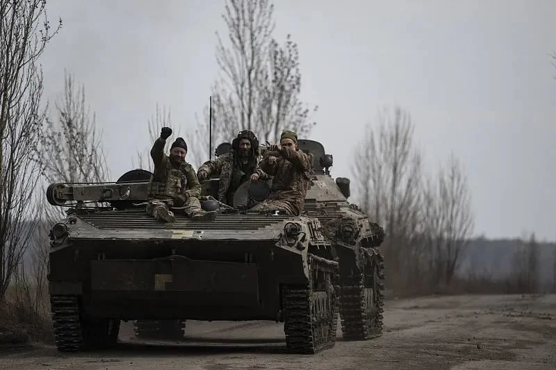 3月29日，顿涅茨克地区，乌克兰士兵坐在坦克上。图源：视觉中国