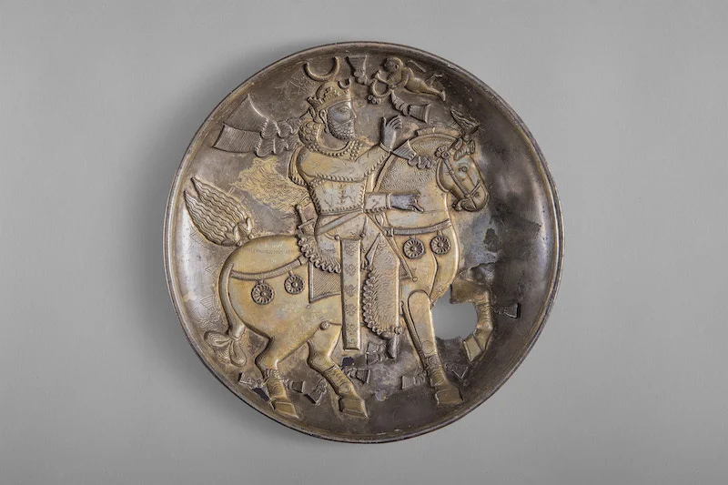 国玉骑马鎏金银盘 （Gilded silver plate with a king on horseback） 公元6—7世纪（萨珊王朝晚期） 高4.0厘米，径23.5厘米 伊朗国家博物馆藏