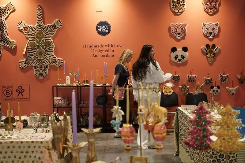 美国家居行业受到特朗普关税冲击。图为2025年美国拉斯维加斯家具及家居装饰展上的参展企业。新华社