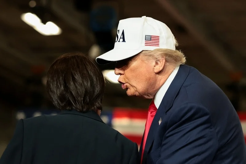 当地时间2025年10月28日，日本横须贺，美国总统特朗普在访问美国海军横须贺基地期间，与日本首相高市早苗在乔治·华盛顿号航空母舰上交谈。 IC Photo