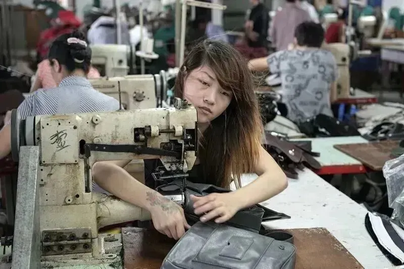 2012年6月18日，广东省东莞市，阿婷在用电车缝手袋