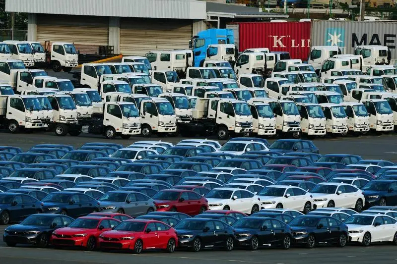 这是7月3日在日本横滨一处港口拍摄的待售车辆。新华社