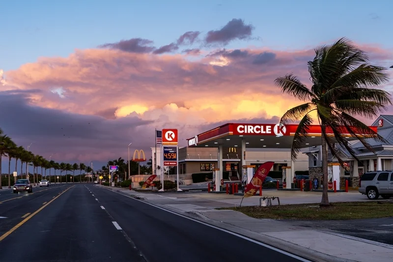 当地时间2026年3月20日，美国基韦斯特市Circle K加油站油价突破每加仑4.5美元。自以色列和美国袭击伊朗后，石油和天然气价格大幅上涨，霍尔木兹海峡油轮通行受限。