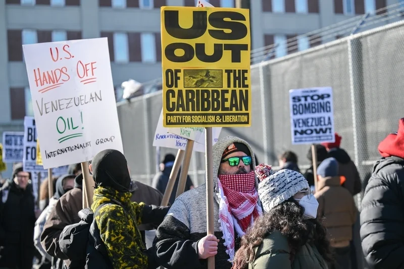 ŦԼ��ʾ���߾ۼ��ڹ�Ѻ�����޵ľ��������⣬����������ί���������´�� IC Photo