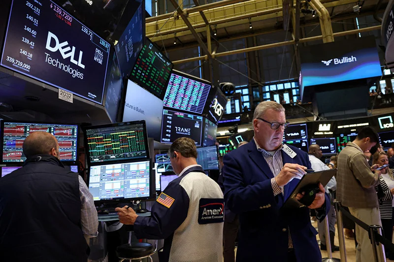 美国纽约,交易员在纽约证券交易所内工作。 IC Photo