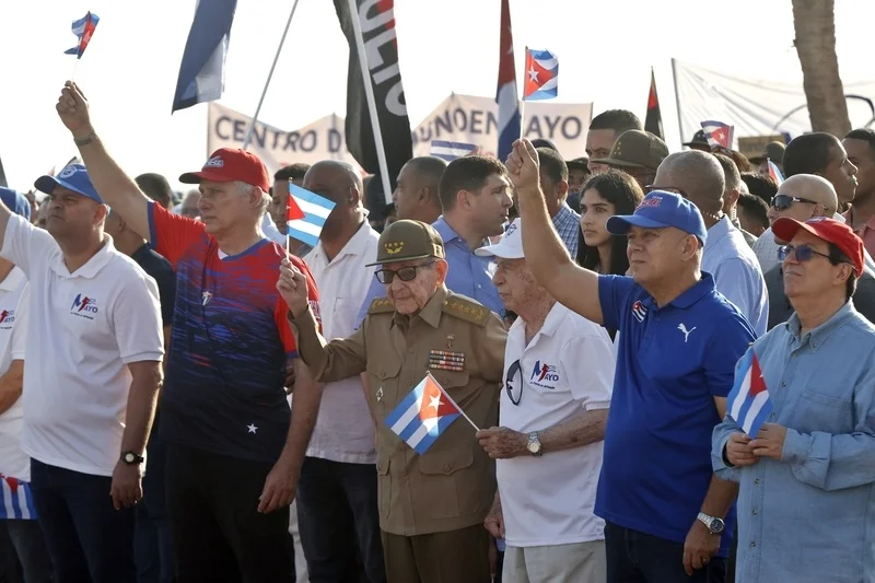 5月1日，古巴哈瓦那，当地举行“五一”国际劳动节集会游行，谴责美国对古封锁和能源围困。前排中间为劳尔·卡斯特罗。 IC Photo