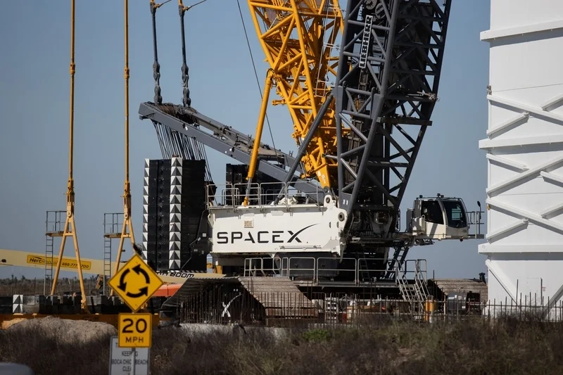 2026年2月6日，SpaceX發射場附近可見標示公司識別的直升機。 IC Photo