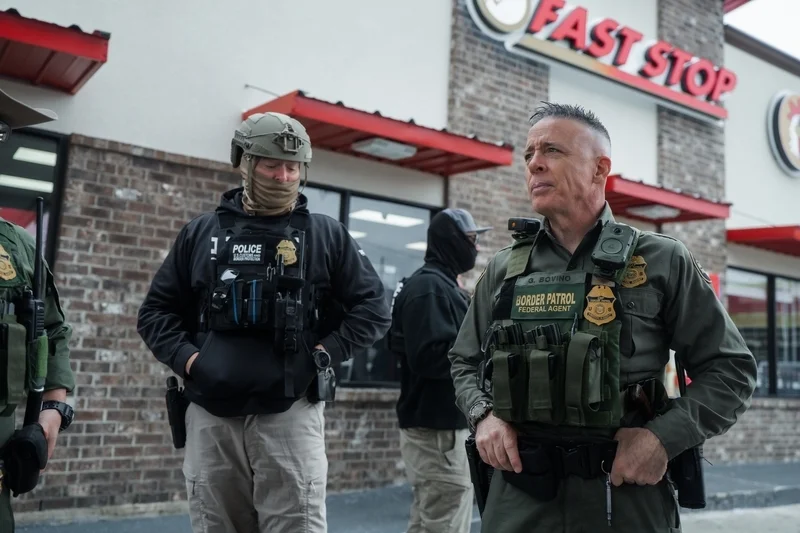 2025年12月5日，美国路易斯安那州肯纳镇，博维诺出现在一家加油站 IC photo