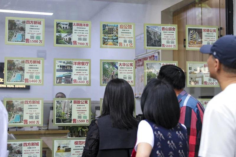 2025年4月19日,上海,购房者观看房产中介橱窗内高端二手房源。 IC Photo