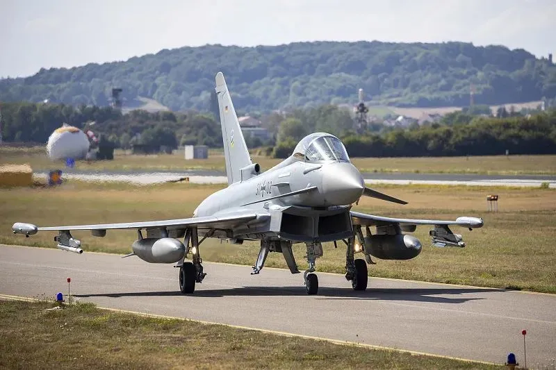 8月15日，德国多瑙河畔的诺伊堡，一架欧洲“台风”战机在空军基地准备起飞。图源：视觉中国
