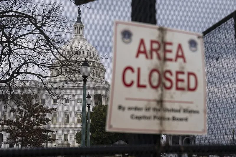 当地时间2月6日，美国国会大厦外的安全围栏