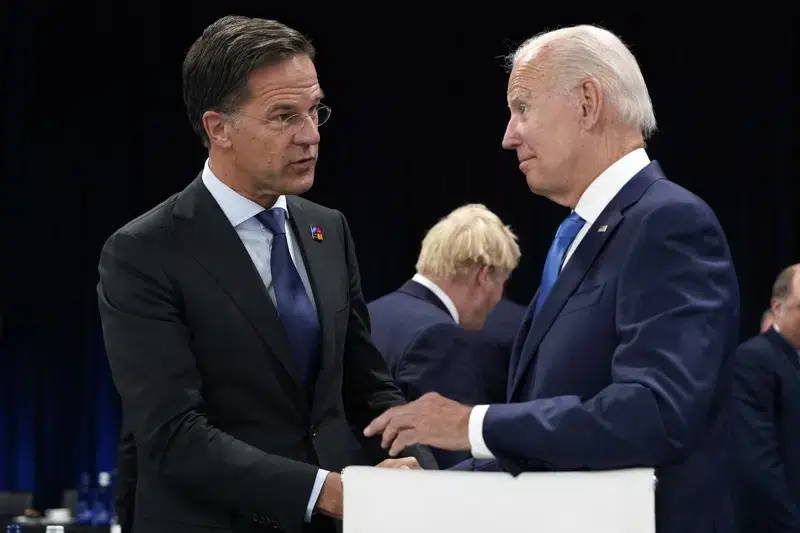 图/2022年6月29日，荷兰首相马克·吕特（左）在西班牙马德里举行的北约峰会圆桌会议上与美国总统拜登交谈。此时美国政府正寻求说服荷兰进一步限制中国获得先进半导体