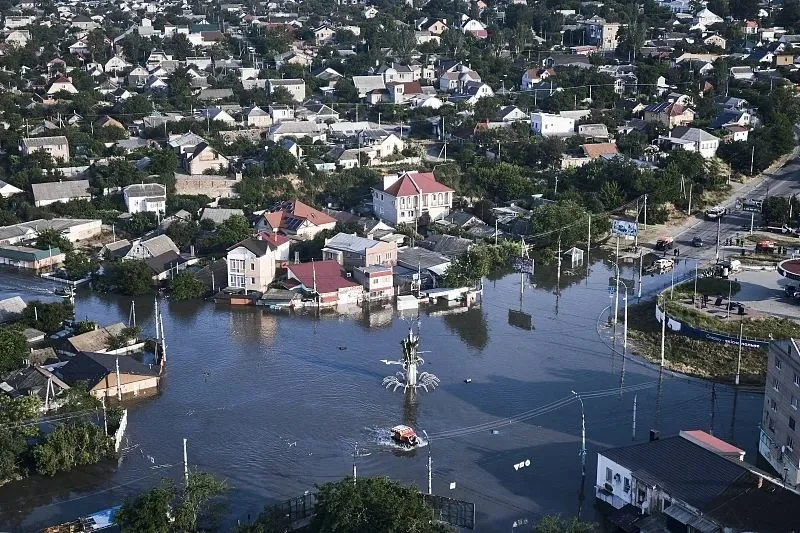 6月7日，赫尔松地区，大坝被毁后，街道被洪水淹没。
