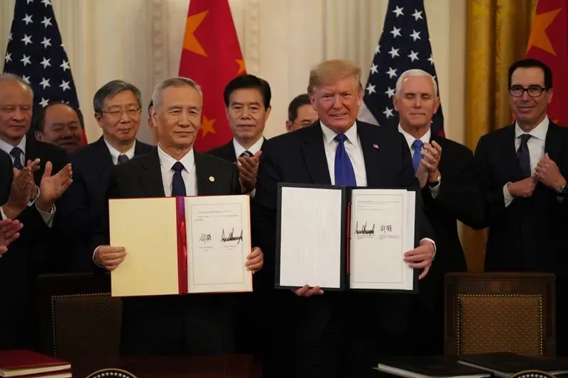 2020年1月15日，时任中共中央政治局委员、国务院副总理、中美全面经济对话中方牵头人刘鹤与时任美国总统特朗普共同签署了《中美第一阶段经贸协议》。图源：新华社