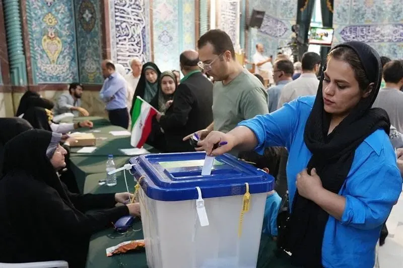 强硬派环伺，伊朗改革派新总统是怎么赢的？