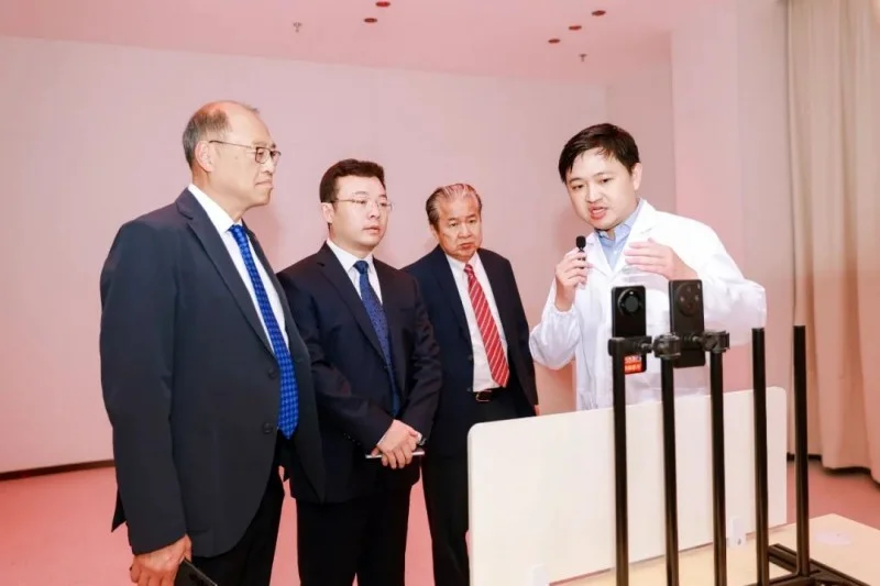 ��ί����ǡ��г������ȫ����ЭίԱ�����������ѧУ������ϯ�ִ�Բ�ʿ���쵼�ι�ʵ�����豸