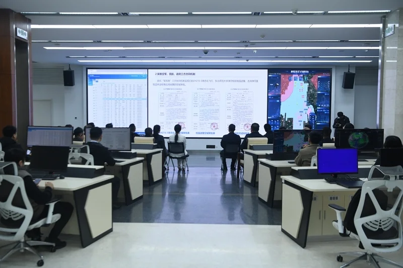 首批入驻孵化园企业在了解低空经济发展的相关政策。