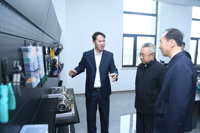 参加揭牌仪式人员到部分入园企业和净月高新区低空飞行服务指挥中心、净月潭低空载人起降场、净月低空智联高寒试验场实地调研。