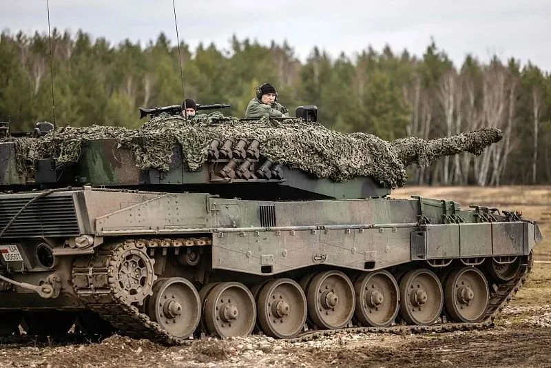 2月13日，波兰一个军事基地，波兰和乌克兰士兵在豹2坦克上训练。图源：视觉中国