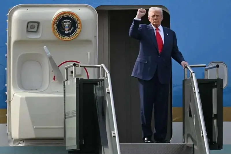 ◆与中方会晤结束后,特朗普乘坐空军一号离开釜山。