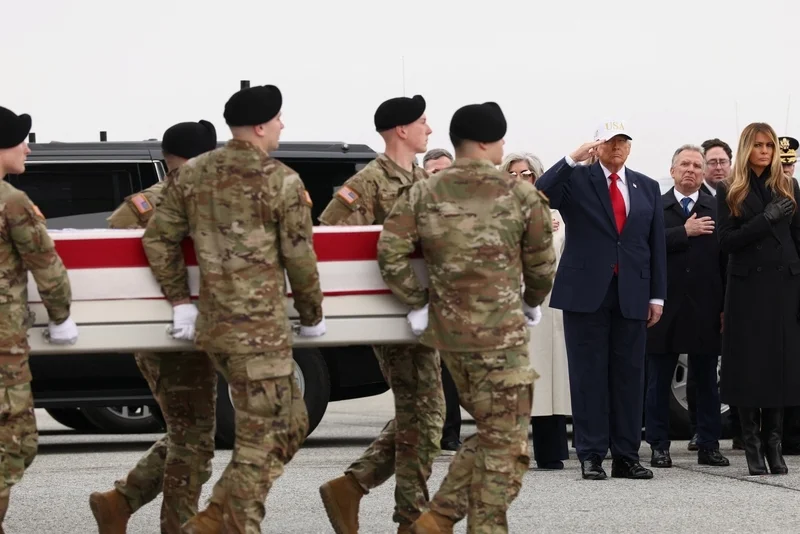 3月8日，美国特拉华州多佛市，特朗普出席仪式，迎接在科威特阵亡的6名美国军人遗体 IC photo