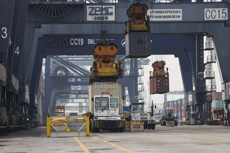 2025年7月9日,印度尼西亚雅加达,集装箱码头。此前,美国总统特朗普对印尼加征了32%的关税。 IC Photo