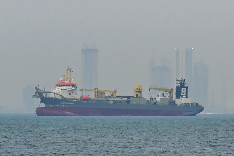 3月2日，伊朗宣布關(guān)閉霍爾木茲海峽后，多艘商船停泊在阿聯(lián)酋海岸附近。IC photo