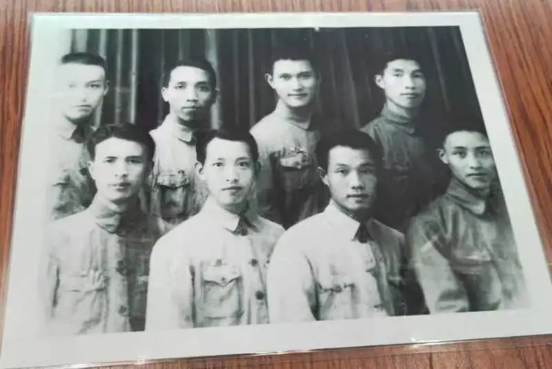 年轻时的马鹤凌（后排右二），该照片陈列于岳云中学内紫云书院。图片来自网络