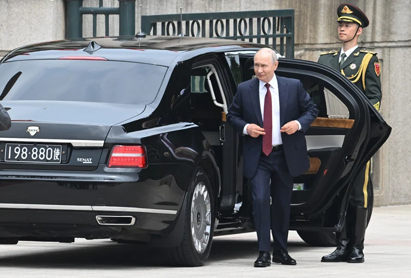2026年5月20日上午，俄羅斯總統普丁乘車抵達北京人民大會堂。 IC Photo