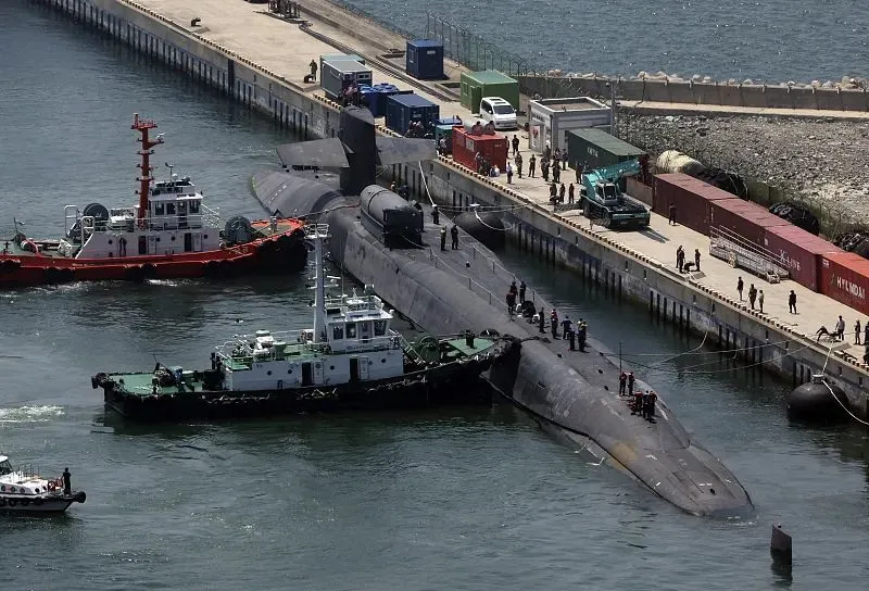 6月16日，美国海军“俄亥俄”级巡航导弹核潜艇（SSGN）“密歇根”号驶入韩国釜山港口。图源：视觉中国