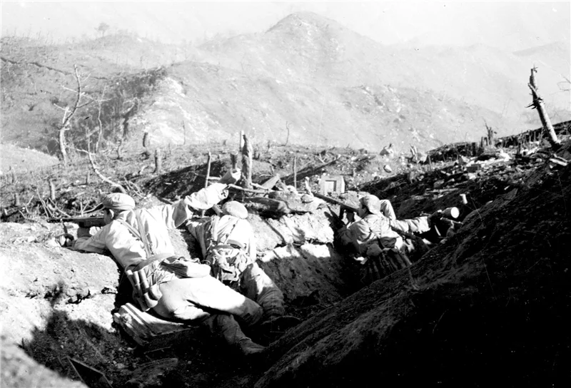 1952年10月，志愿军官兵坚守上甘岭阵地。（资料照片，《解放军画报》资料室）