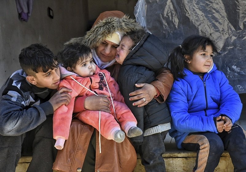 △当地时间2月9日，叙利亚阿勒颇，住在临时营地的一家人。