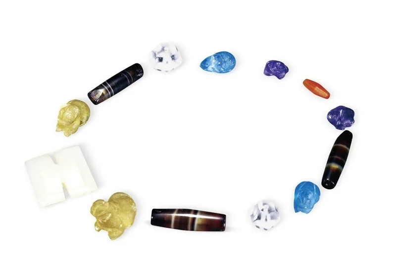 新莽时期微雕杂宝项饰(江苏盱眙金马高速30号墓出土),由琉璃、水晶、玛瑙组成,色彩多样,或许便是汉晋人所认知的“十种流离”