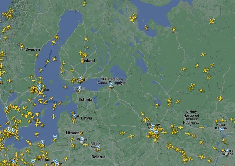 Flightradar显示，当地时间11时，圣彼得堡及周边空域没有航班。