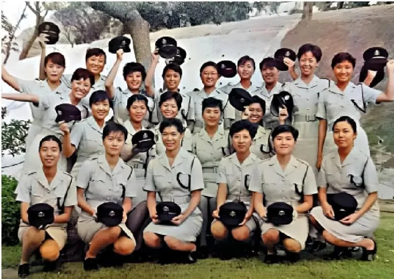 刘赐蕙（后排左四）于1985年完成警察学院课程，图为她与女警班同学合照。（大公报图片）