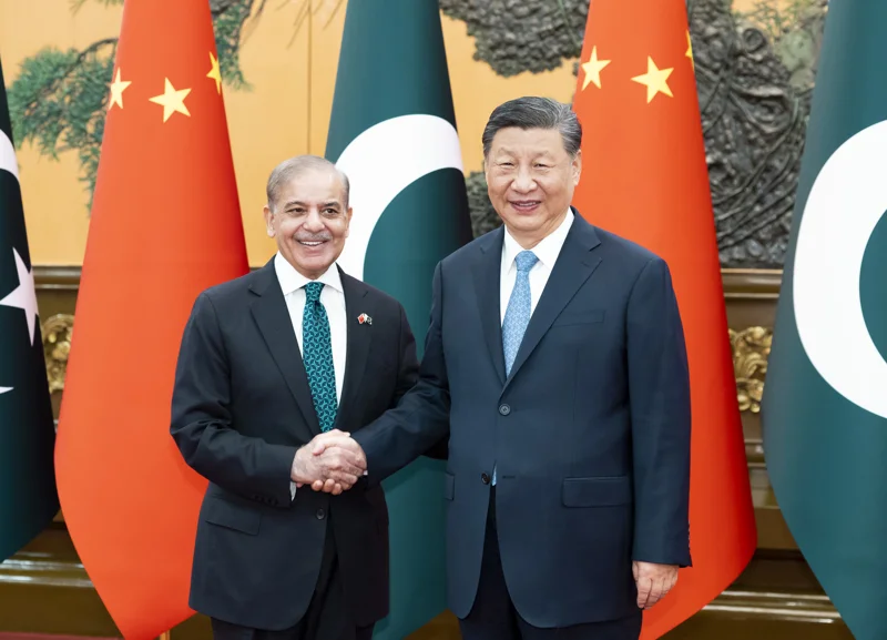 6月7日下午，国家主席习近平在北京人民大会堂会见来华正式访问的巴基斯坦总理夏巴兹。 新华社记者 黄敬文 摄