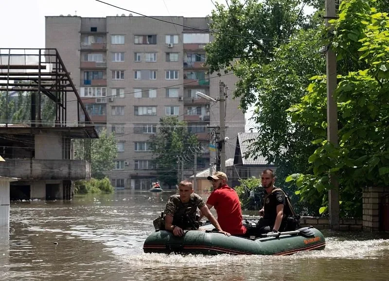 6月7日，赫尔松地区，乌克兰安全部队载着一名当地居民从洪水地区撤离。