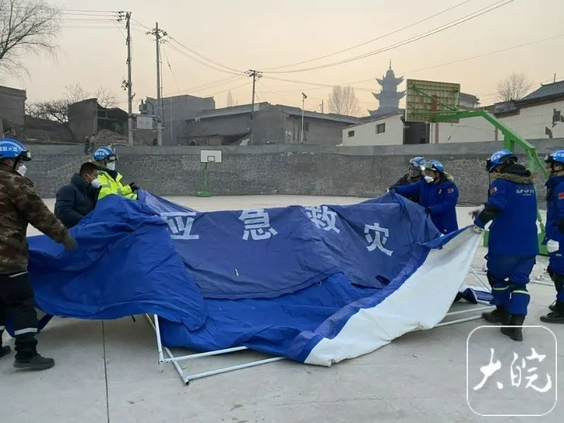 积石山县地震受灾最严重的大河家镇，大皖新闻记者视频连线截图。