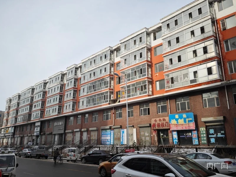 和谐家园小区A栋住宅楼临街外景（总台中国之声记者管昕 摄）