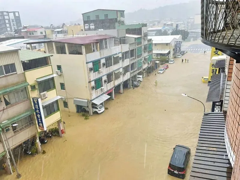 ▲25日高雄市强降雨致整个城市几乎都泡在水里（图/台湾“中时新闻网”）