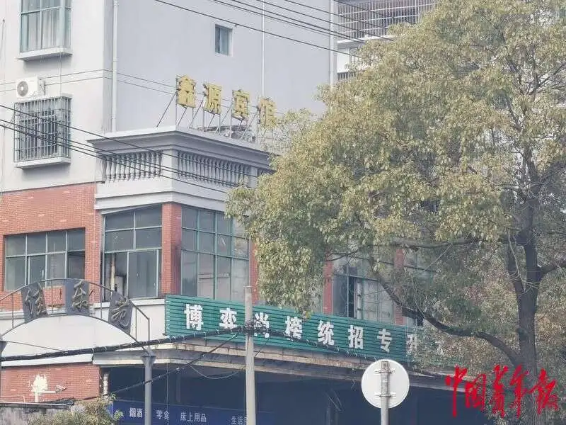 火灾现场。中青报·中青网记者 陈卓琼/摄
