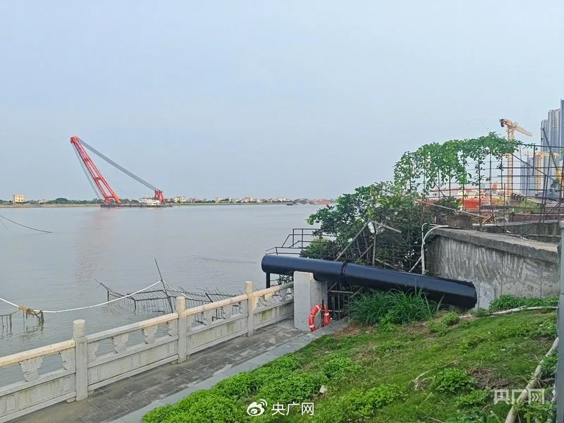 排水管和造船厂被铁网隔开（央广网记者 郑少纯 摄）