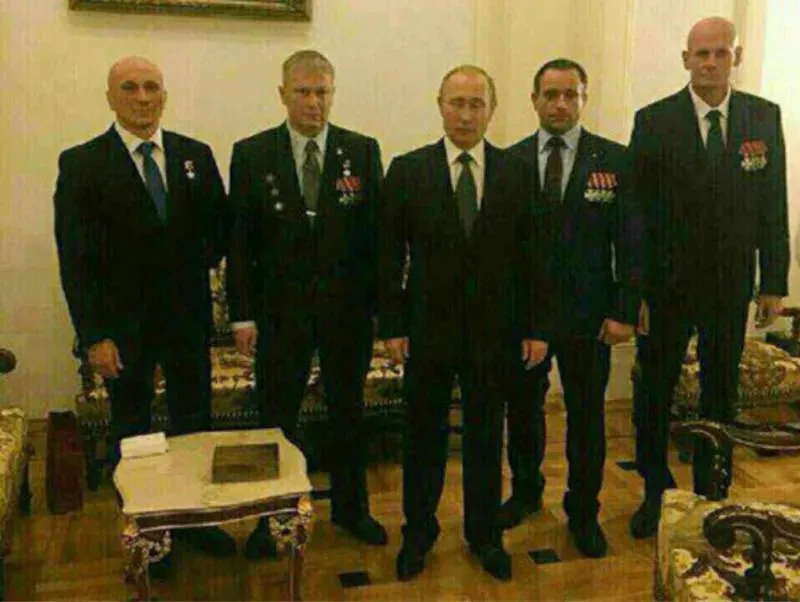 · 2016年，普京与乌特金（最右）等人的合影。照片中，乌特金佩戴着四枚“勇气勋章”。